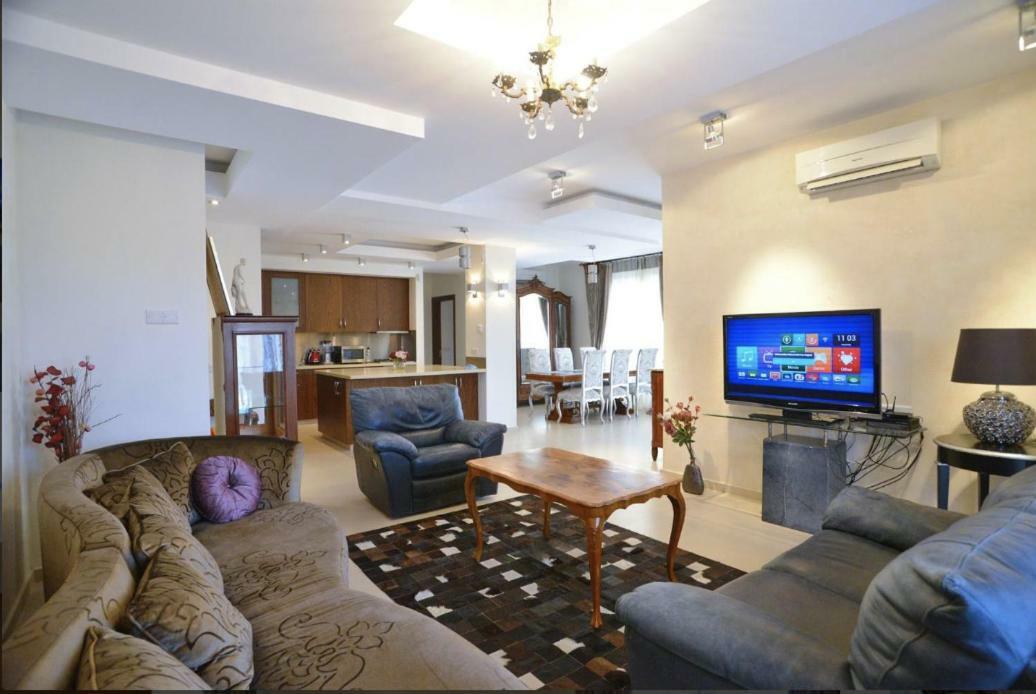 Huge Penthouse With Private Pool Apartment Paphos Bagian luar foto